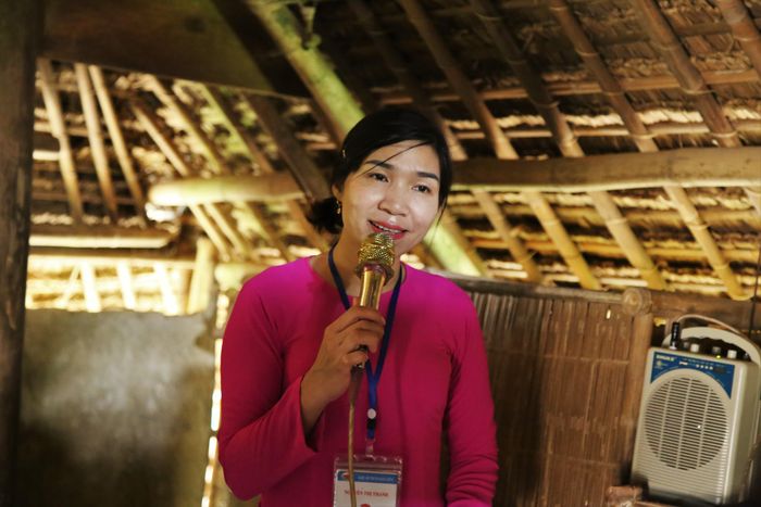 Thuyết minh viên Nguyễn Thị Kim Thanh truyền tải câu chuyện gắn bó về cuộc đời của Bác qua những kỷ vật