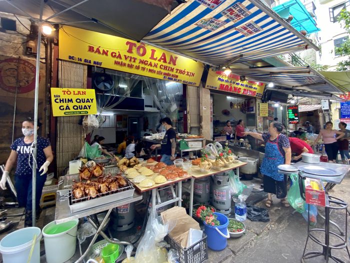 Một cửa hàng nấu cỗ với 10 nhân công tất bật chuẩn bị hàng để kịp giao khách