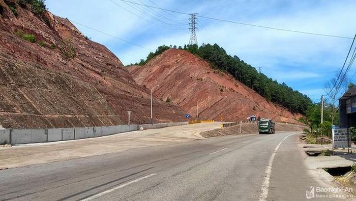 Đường D4 nối xuống cảng Nghi Thiết. Ảnh: Nguyên Lê