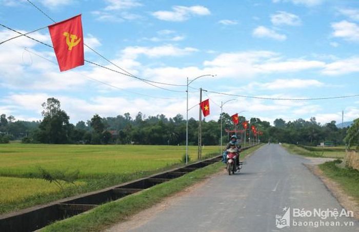 Những cung đường quê, hệ thống điện đường, cờ Tổ quốc được người dân trang hoàng lộng lẫy. Ảnh: Huy Thư