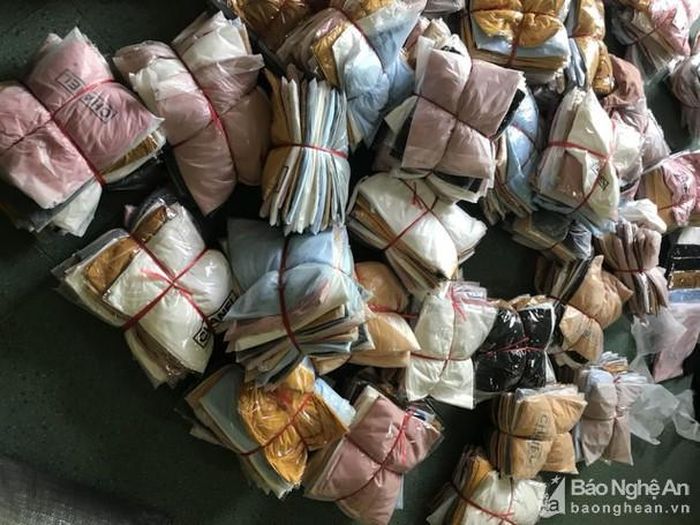Lô áo phông gắn nhãn hiệu “CHANEL”. Ảnh: An Bình