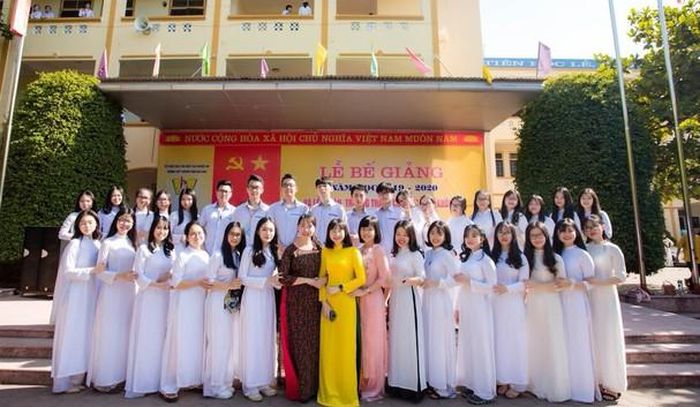 Tập thể lớp 12C5 Trường THPT chuyên Phan Bội Châu. Ảnh: NVCC
