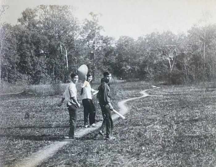 Con đường đi ngang qua trảng cỏ giữa hai căn cứ mùa khô năm 1974. (Ảnh: NVCC)