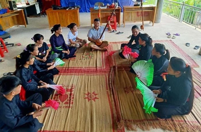 Nghệ nhân Hoàng Văn Thụy truyền dạy làn điệu Then cho đoàn viên, thanh niên tại thôn Khuổi Phèng.