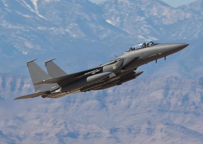 Bán kính chiến đấu của F-15 là 1.900 km, lớn thứ hai trong số các tiêm kích hiện đại. Theo chỉ số này, F-15 bỏ xa các máy bay chiến đấu thế hệ thứ 5 là F-35 và F-22. Đồng thời, phạm vi bay thực tế của F-15 là 5.600 km.