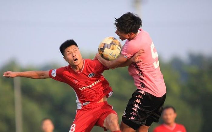  Văn Hậu (phải) đá trung vệ trong trận CLB Hà Nội thắng Viettel chiều 2/9. Ảnh: CLB Hà Nội. 