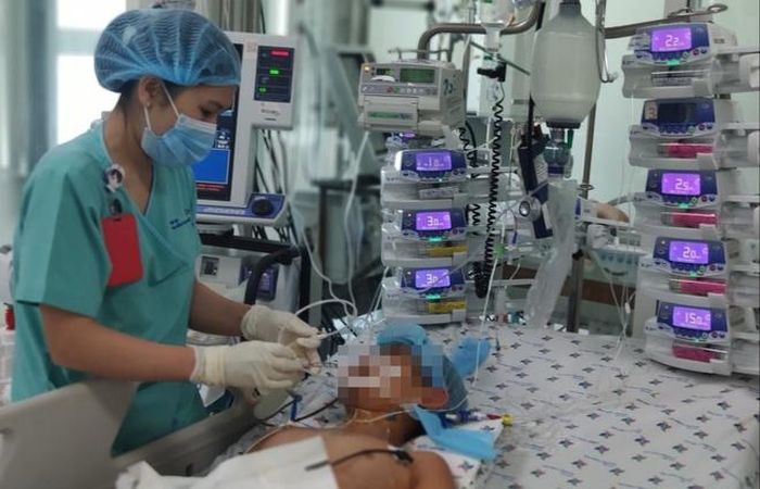 Bệnh nhân bị viêm cơ tim cấp, phải can thiệp ECMO. Ảnh: Phương Vũ.