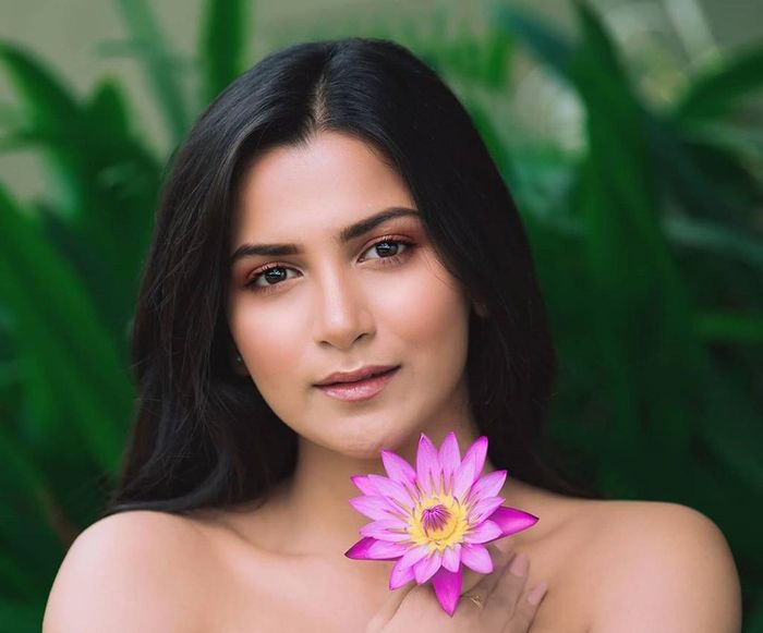  Kharote được công nhận là Miss Earth India 2020, đồng thời ẵm thêm giải Hoa hậu có nụ cười đẹp. Trước đó, cô gái 22 tuổi thử sức tại nhiều đấu trường nhan sắc. Năm 2019, Kharote chiến thắng cuộc thi Femina Stylista West, Miss TGPC Season-7. Ảnh: Missosology. 