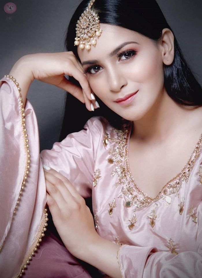 Tanvi Kharote đến từ Pune, tốt nghiệp đại học chuyên ngành Tin học Ứng dụng. Song song đó, cô tham gia lĩnh vực người mẫu thời trang. Tuy chỉ cao 1,65 m, cô gái Ấn Độ lại gây ấn tượng bởi gương mặt sắc nét, dễ biến hóa đa dạng phong cách. Ảnh: Instagram. 