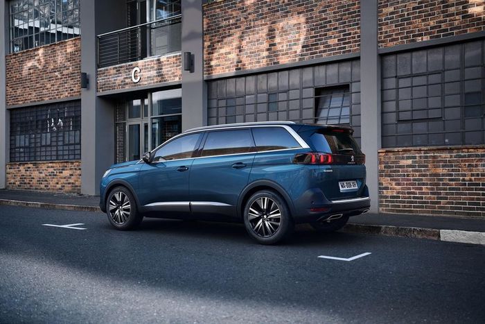 Phía sau, Peugeot 5008 2021 có đèn hậu thiết kế mới với mặt kính bên ngoài phủ màu khói. Peugeot cung cấp 7 tùy chọn màu sơn cho 5008 phiên bản mới, bao gồm xanh Celebes Blue, vàng đồng Metallic Cooper, trắng ngọc trai Pearl White, xám Artense Grey, xám bạch kim Platinum Grey, đen Perla Nera Black và đỏ Ultimate Red.
