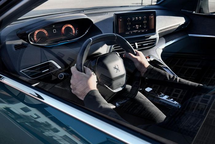 Thiết kế nội thất i-Cockpit mới nhất được nhà sản xuất ôtô Pháp áp dụng cho Peugeot 5008 2021 với màn hình giải trí cảm ứng 10 inch và màn hình tốc độ kỹ thuật số 12,3 inch. Các nút nhấn điều chỉnh radio, đèn cảnh báo, định vị... được thiết kế dưới dạng phím đàn piano (piano key).
