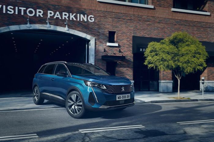 Phiên bản mới nhất của Peugoet 5008 vừa được hé lộ cách đây không lâu. Mẫu SUV này được thay đổi khá nhiều về thiết kế và trông có nét giống Peugeot 3008. Phần đầu xe được gắn lưới tản nhiệt không viền mới và có thêm các điểm nhấn nằm ngang bên dưới đèn pha.