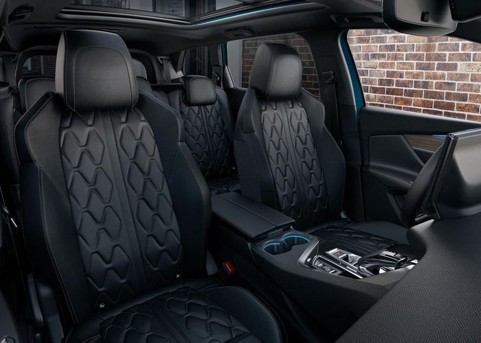 Khoang lái của Peugeot 5008 2021 có tùy chọn ghế ngồi bọc da Nappa màu đỏ kết hợp cùng các điểm nhấn màu đen của da Alcantara. Xe cũng được trang bị cửa sổ trời toàn cảnh chỉnh điện.