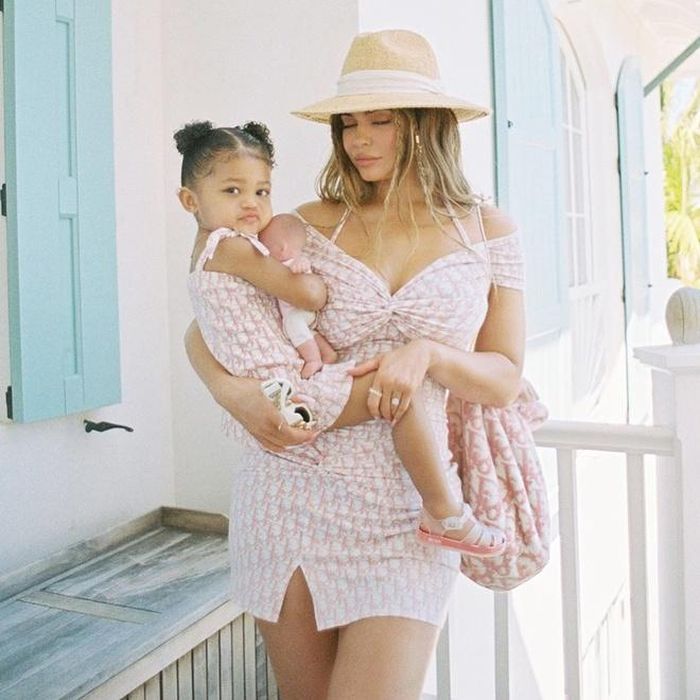 Ngoài biệt thự hạng sang, Kylie Jenner còn mua nhiều quần áo, túi xách, giày dép hàng hiệu cho Stormi. Hai mẹ con từng mặc váy in họa tiết đặc trưng của nhà mốt Dior. Em gái Kim Kardashian không quên khoe khéo đường cong bằng thiết kế có cổ áo xẻ sâu. Ảnh: @kyliejenner.