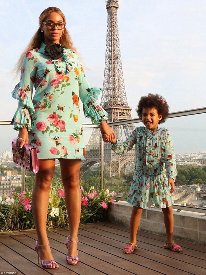 Trong chuyến đi đến Pháp, Beyoncé nắm tay con gái đứng chụp ảnh phía trước tháp Eiffel. Cả hai cùng mặc váy hoa, phối nhiều chi tiết bèo nhún nữ tính. Ảnh: @beyonce.
