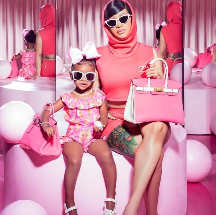 Mẹ con Cardi B lăng xê tông màu hồng với trang phục và túi xách Hermès Birkin thời thượng. Nữ ca sĩ hướng dẫn con gái tạo dáng sành điệu trước ống kính. Ảnh: @iamcardib.
