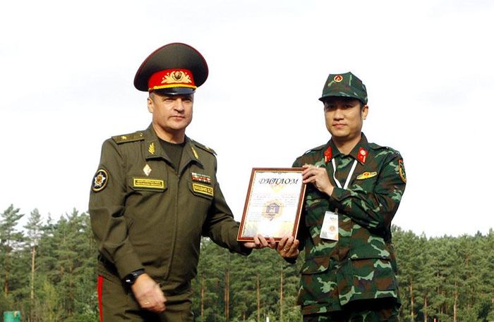 Đội tuyển Thông tin liên lạc QĐND Việt Nam nhận giải Nhì môn thi “Làm việc với các thiết bị cấu trúc IP”.