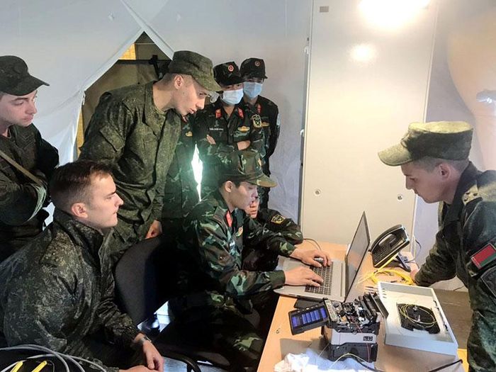Đội tuyển Thông tin liên lạc QĐND Việt Nam thực hiện môn thi “Làm việc với các thiết bị cấu trúc IP”.