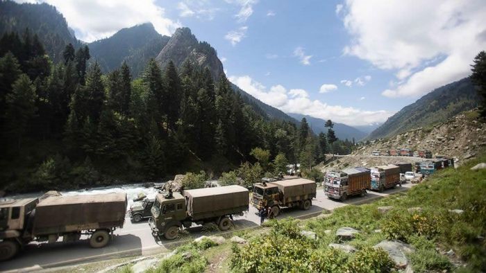 Một đoàn xe quân đội Ấn Độ di chuyển trên đường cao tốc Srinagar ở Ladakh, khu vực do Ấn Độ kiểm soát, hôm 1-9. Ảnh: AP