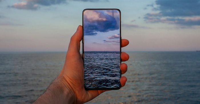 Cụ thể, ZTE nói rằng camera selfie 32 MP ẩn bên dưới màn hình của chiếc Axon 20 5G được hiện thực hóa nhờ ''một chất liệu có mức độ trong suốt cao bao gồm các tấm phim vô cơ và hữu cơ''.