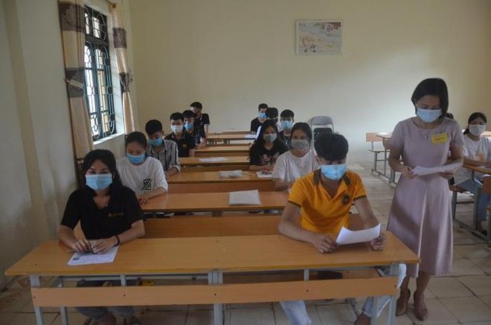  Thí sinh được kiểm tra rất kỹ trước khi bước vào phòng thi. Ảnh Ngô Chuyên.