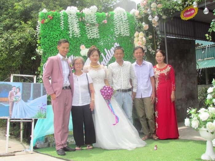 Vợ chồng anh Lân cùng mẹ Lý trong ngày cưới. Ảnh: Nhân vật cung cấp