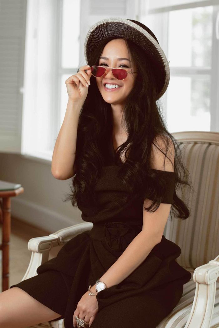 Hồng Nhung chọn diện một mẫu váy đen của NTK Đỗ Mạnh Cường. Chiếc váy thường được dùng trong tiệc đêm được Hồng Nhung kết hợp khéo léo để trở thành trang phục mặc ban ngày. Diva phối cùng mũ Prada kết hợp với hoa cài. Điều đặc biệt là thay vì hoa cài ngay eo, Hồng Nhung lại đặt lên nón để tạo sự khác biệt. Đồng hồ Cartier, túi Chanel, thắt lưng Dolce &amp; Gabbana, giày Nicolas Kirtwood giúp hoàn thiện tổng thể theo phong cách boho.