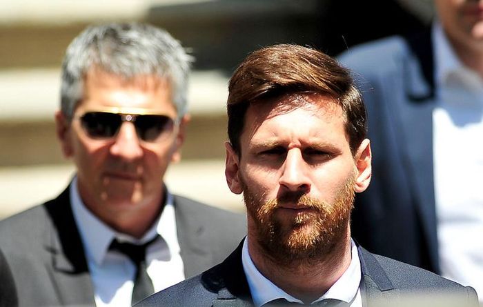Cha đẻ Messi (sau) đang tích cực thương lượng với lãnh đạo Barca