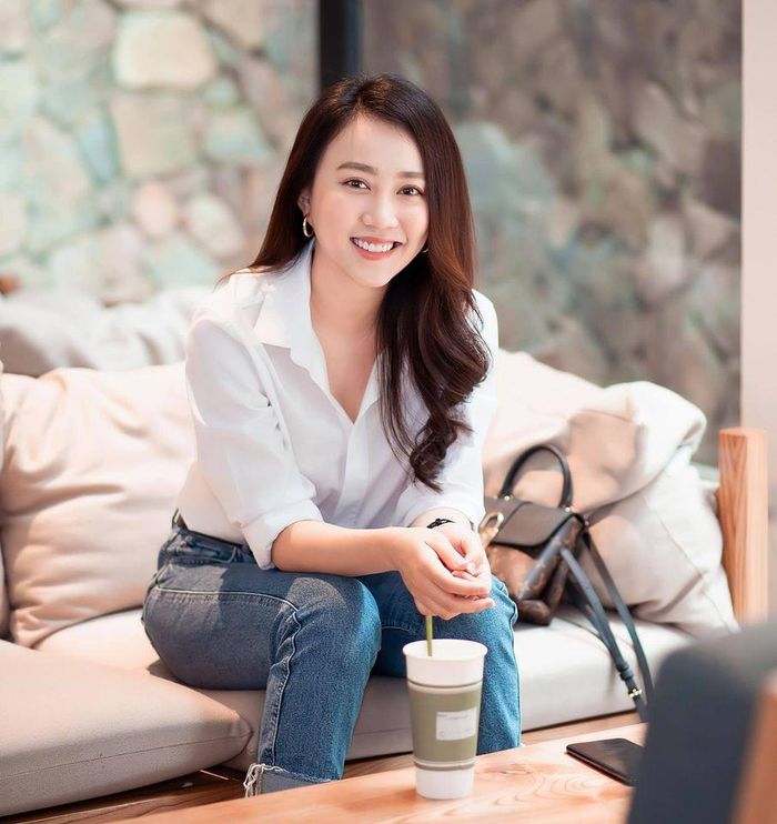  Bên cạnh những chiếc váy nữ tính, Huỳnh Hồng Loan chuộng quần jeans, sơ mi trắng đơn giản kết hợp giày thể thao năng động đúng tuổi. 