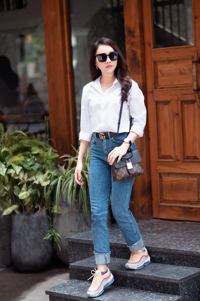  Trong khi đó ngoài đời Huỳnh Hồng Loan sở hữu phong cách năng động trẻ trung, biến hóa. 
