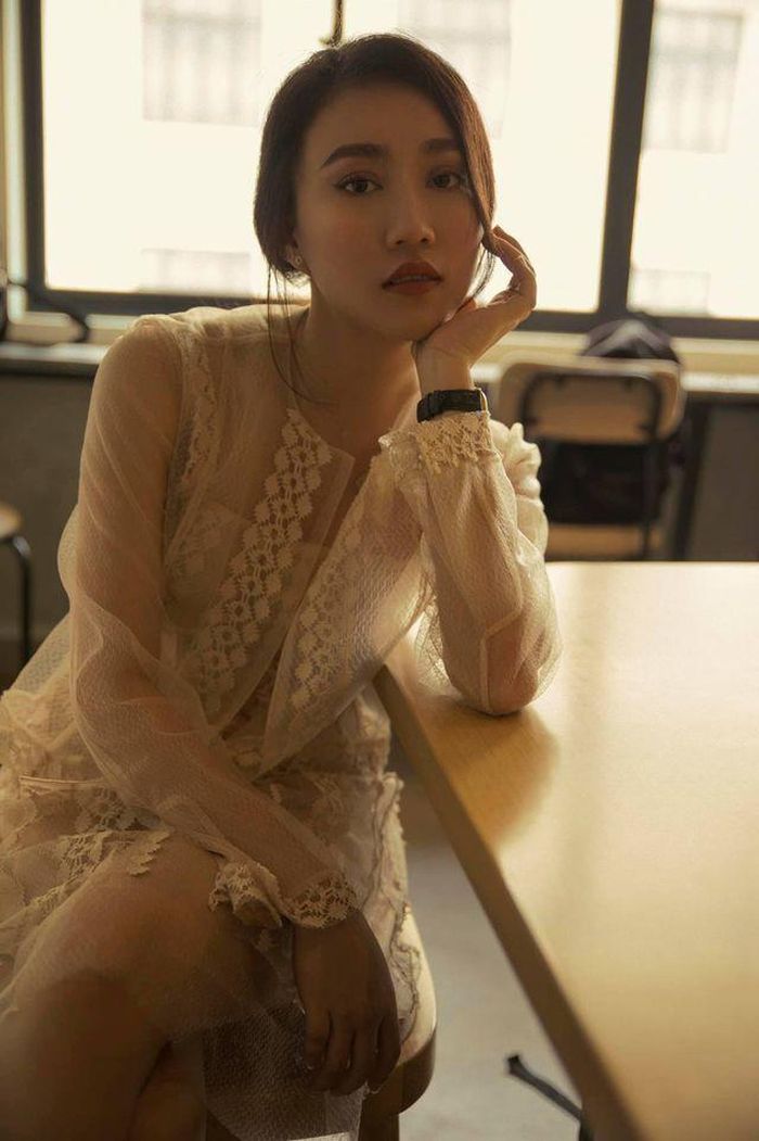 Nữ diễn viên trong trang phục ren sexy xuyên thấu nhưng vẫn đủ kín đáo và thanh lịch.