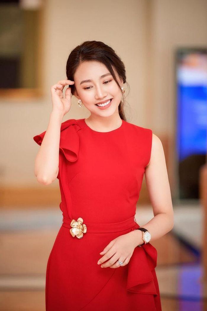 Có thể nói Huỳnh Hồng Loan khá "thiệt thòi" so với bạn diễn Phương Oanh của 'Lựa chọn số phận' khi vai diễn của cô không được diện những trang phục gợi cảm và sành điệu như nữ diễn viên ngoài đời. 