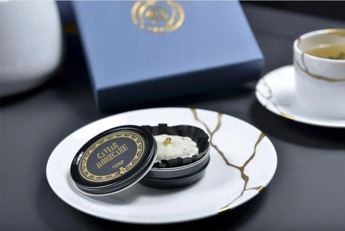  Câu lạc bộ Royal Caviar Club tại Hong Kong mới đây cho ra mắt loại bánh trung thu có nhân làm từ trứng cá muối và nấm truffle với giá 230 USD/hộp 4 chiếc (tương đương 5,3 triệu đồng). “Với bánh trung thu thường, bạn chỉ có thể ăn một chiếc bởi vì rất ngấy. Nhưng với loại bánh này, hương vị rất thanh và không hề ngán”, Vison Wong, người sáng lập Royal Caviar Club, cho biết. “Bánh trung thu trứng cá muối không quá mặn bởi trứng cá muối của chúng tôi không quá mặn”. 