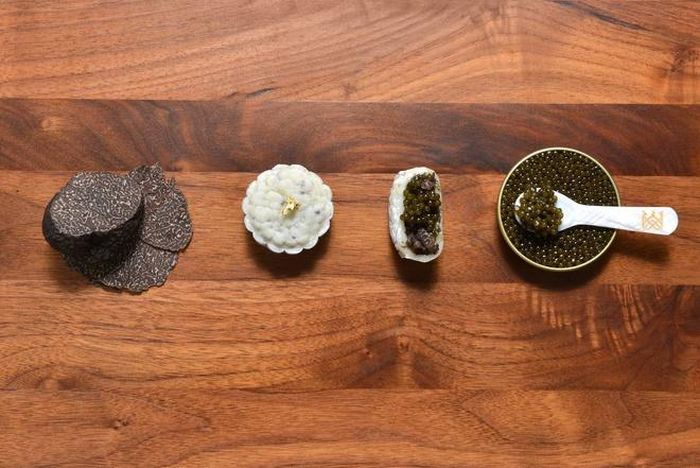  Bánh có vị mặn tinh tế của trứng cá muối cùng vị thơm tự nhiên của nấm cục. Ngoài ra, các đầu bếp còn cho thêm hành tây vào để tạo độ ngọt tự nhiên và tăng độ giòn. Loại bánh trung thu này sẽ được bán ra với số lượng có hạn 1.000 hộp. “Chúng tôi không bán bánh này vì lợi nhuận mà chỉ nhằm mang lại trải nghiệm mới cho khách hàng”, Wong cho biết. 