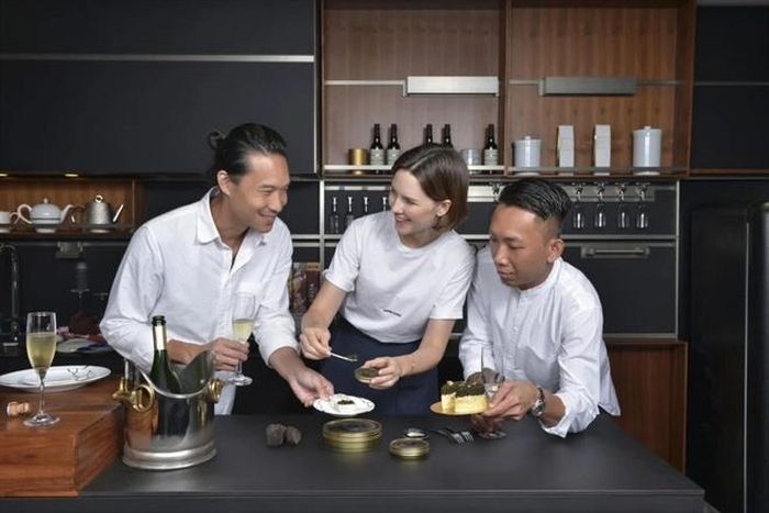 Thương hiệu trứng cá muối này đã tìm đến sự trợ giúp của 2 đầu bếp nhiều kinh nghiệm Nick Chew và John Yip trong quá trình nghiên cứu sáng tạo bánh trung thu trên. "Chúng tôi đã dùng 4-5 loại trứng cá muối và thử nấu hoặc nướng lên. Tuy nhiên, dưới tác dụng của nhiệt độ, vị của trứng cá muối rất kinh khủng. Do đó, chúng tôi phải dành tới 10 tuần để thử nghiệm rất nhiều loại trứng cá muối khác nhau”, Wong cho biết. 
