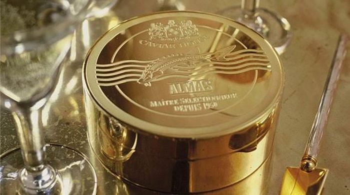  Nơi duy nhất cung cấp trứng cá muối Almas là cửa hàng Caviar House &amp; Prunier nằm ở Picadilly, London. Những quả trứng béo ngậy được ướp muối theo công thức cổ truyền và bán ra thị trường trong một hộp làm bằng vàng 24 carat. Ảnh: Aluxe. 