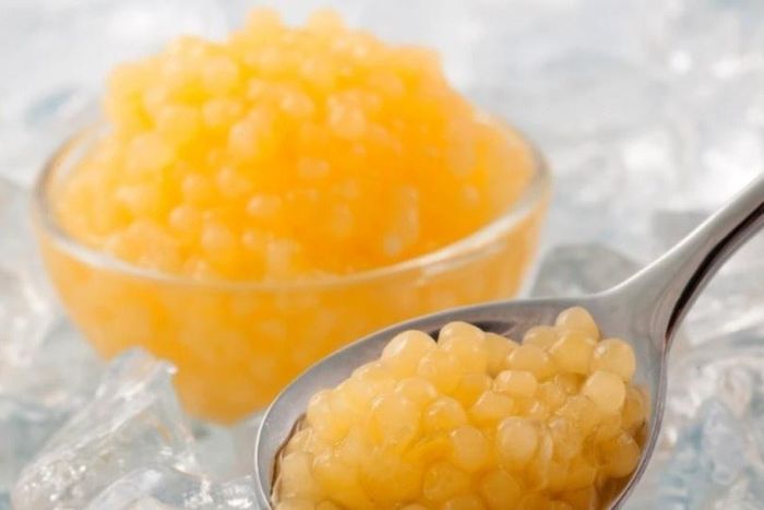 Giới sành ăn thường không chế biến thêm vì món trứng cá muối nguyên bản có vị chuẩn nhất. Bên cạnh đó, trứng cá muối Almas được phục vụ trên chiếc đĩa phi kim loại (thường là thủy tinh) để giữ nhiệt độ chính xác. Việc đựng chúng trong những hộp bạc hay kim loại có thể tăng sự xa xỉ nhưng dễ khiến trứng cá mất đi hương vị đặc trưng. Một ly vodka đá hoặc champagne Pháp là sự lựa chọn hoàn hảo để dùng kèm trứng cá muối Almas. Ảnh: Caviroe. 