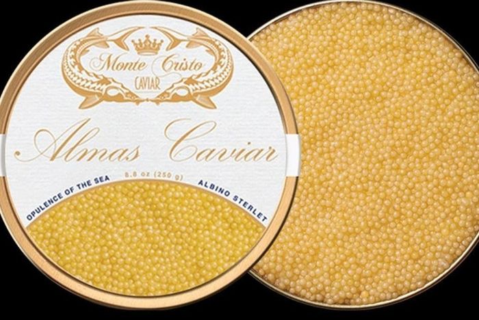  Theo Azureazure, trứng cá muối Almas có màu đẹp vì được làm từ những con cá 100 tuổi. Khi cá tầm Beluga già đi, trứng của chúng sẽ mang màu sáng, mịn hơn. Một tiêu chí quan trọng khác là trứng cá Almas phải làm từ con Beluga bạch tạng. Màu trắng đặc trưng của con cá đến từ việc thiếu sắc tố melanin gây chứng rối loạn di truyền. Tuy nhiên, rất ít con cá tầm Beluga sở hữu yếu tố đặc biệt này. Ảnh: Monte Cristo. 