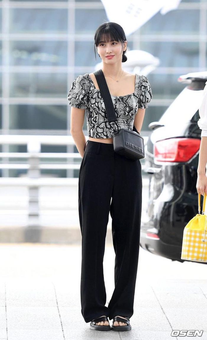 Các mẫu trang phục được Momo ưa chuộng diện ra sân bay được nữ ca sĩ chọn yếu tố thoải mái đặt lên hàng đầu. Quần jeans, quần ống rộng hay áo cổ vuông tay bồng luôn đồng hành với cô. Ảnh: Pinterest, Osen.