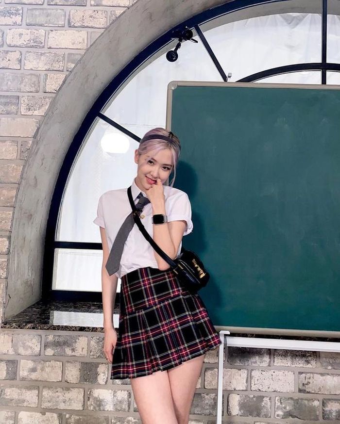 Ngoài đời, Rosé theo đuổi phong cách thời trang nữ tính, trẻ trung hơn so với trên sân khấu. Chân váy xếp ly, váy ngắn ôm sát là sự lựa chọn yêu thích của giọng ca How you like that. Cô thường kết hợp chúng với áo phông hoặc áo sơ mi trắng giúp nổi bật họa tiết trang phục. Bên cạnh đó, phụ kiện băng đô cài tóc cũng được nữ thần tượng sinh năm 1997 chú trọng. Ảnh: @roses_are_rosie.