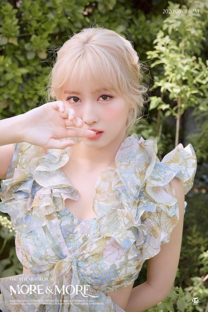  Người hâm mộ nhanh chóng nhận ra thiết kế Rosé mặc từng được Momo diện trong đợt quảng bá ca khúc More &amp; More. Thiết kế lạ mắt với phần tay họa tiết ren bồng, chi tiết cắt xẻ điệu đà giúp nữ thần tượng sinh năm 1996 khoe vòng eo thon gọn. Nữ thần tượng sử dụng lối trang điểm tông cam đào nữ tính, nhuộm màu tóc sáng nổi bật. Trong khi Rosé thiên về phong cách quý phái, giọng ca 24 tuổi của TWICE toát lên vẻ dịu dàng hơn. Ảnh: Soompi. 