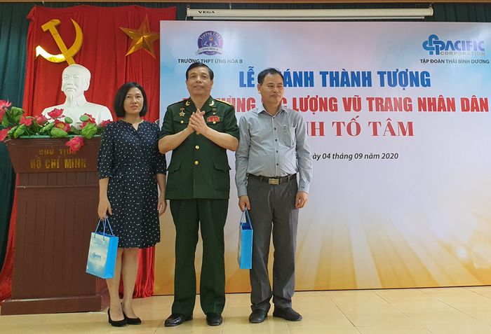  Ông Phan Văn Quý (giữa) tặng quà gia đình anh hùng Trịnh Tố Tâm và Trường THPT Ứng Hóa B. 