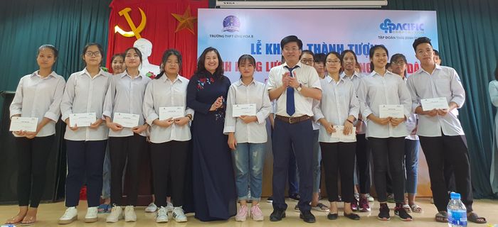  Đại diện Bộ Lao động-thương binh và xã hội; Tập đoàn Thái Bình Dương trao quà tặng các cháu học sinh tiêu biểu. 