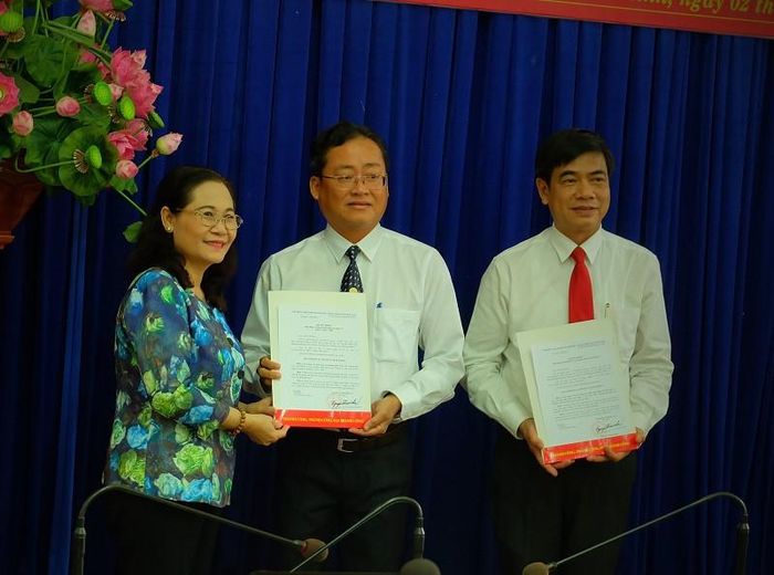  Ông Trương Quốc Lâm - Bí thư Quận ủy Quận 11. Ông Lâm sinh năm 1975, quê quán Long An. Trình độ cử nhân xã hỗ hội học, cử nhân xây dựng Đảng và chính quyền nhà nước, thạc sĩ chính trị học chuyên ngành công tác tư tưởng, cao cấp lý luận chính trị.
