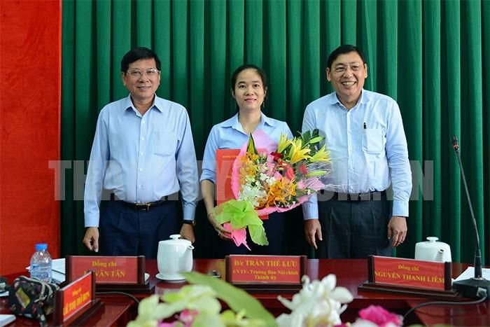  Bà Lê Thị Hờ Rin - Bí thư Quận ủy Quận 6. Bà Hờ Rin sinh năm 1977, quê quán Bến Tre. Trình độ Tiến sĩ Triết học, Cao cấp Lý luận chính trị.