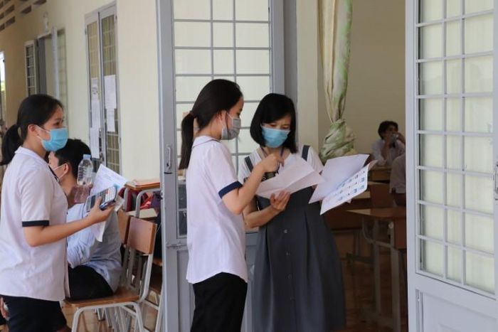 Thí sinh được đo thân nhiệt trước khi di chuyển về phòng thi tại điểm thi tỉnh Quảng Nam.