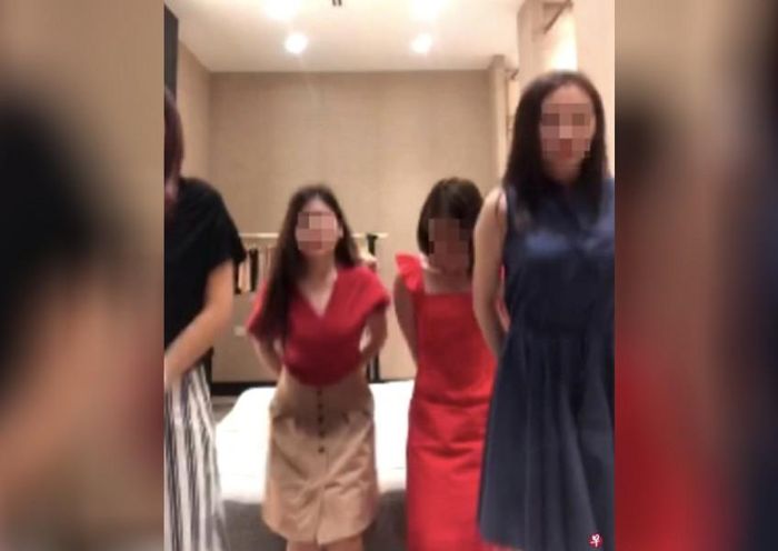 Các nhân viên được cho là phải thực hiện động tác đứng lên ngồi xuống khi không đạt doanh số.