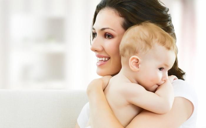 Cho bé ợ hơi sau bú giúp ngăn ngừa tình trạng ọc sữa và trào ngược dạ dày thực quản (Ảnh: Internet)