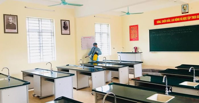 Trường THCS Tân Dân thực hiện phun khử trùng vệ sinh lớp học