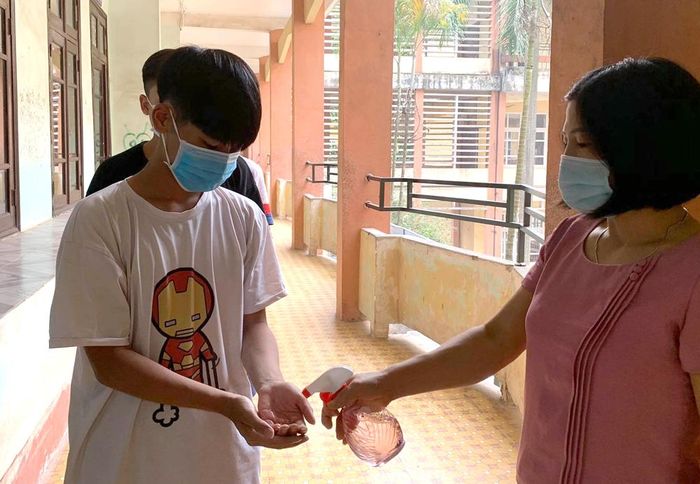 Trường THPT Chuyên Hùng Vương thực hiện kiểm tra thân nhiệt và rửa tay đối với học sinh trước khi vào lớp